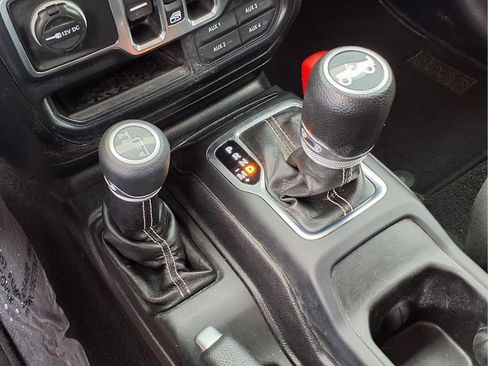 Used 2018 Jeep Wrangler Unlimited Sahara AWD/4WD image 8