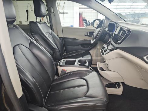 Used 2023 Chrysler Pacifica Touring-L FWD image 18