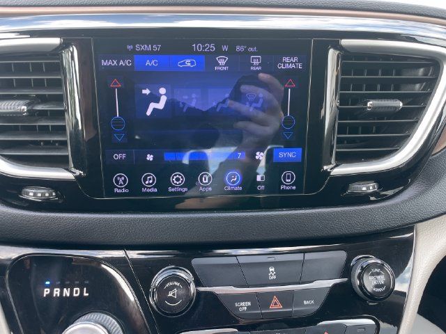 Used 2017 Chrysler Pacifica Touring w/ Tire & Wheel Group FWD image 13