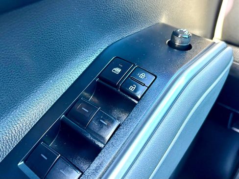 Used 2021 Toyota Highlander XLE image 23