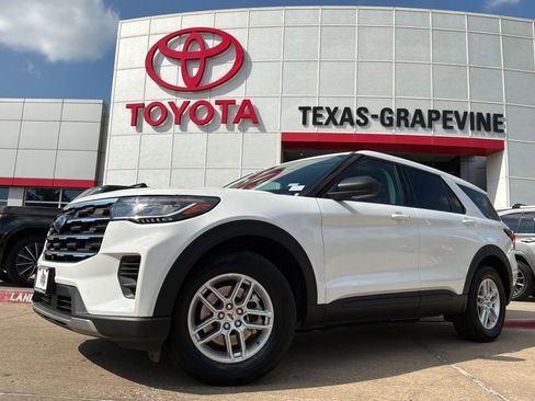 Used 2026 Ford Explorer Active RWD image 2