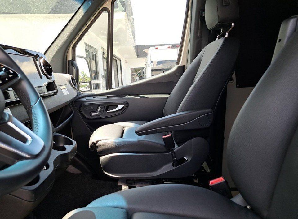 Used 2023 Mercedes-Benz Sprinter 2500 image 11