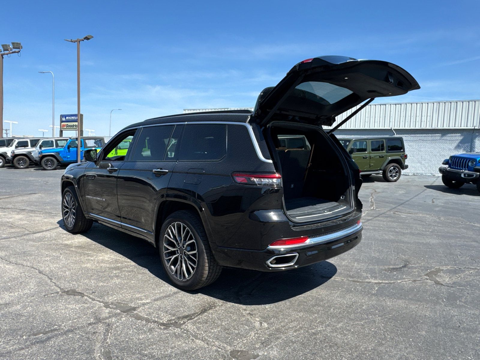 Used 2024 Jeep Grand Cherokee L Summit AWD/4WD image 17
