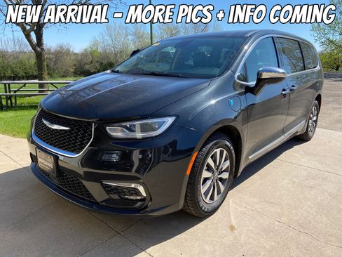 Used 2023 Chrysler Pacifica Limited image 1