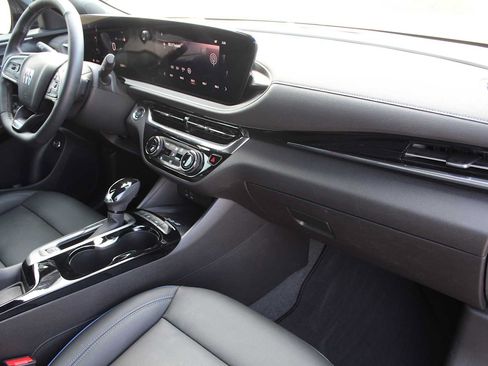 Used 2025 Buick Envista Sport Touring w/ Convenience I Package FWD image 17
