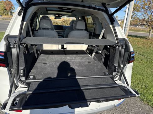 Used 2024 BMW X7 xDrive40i w/ Executive Package image 32