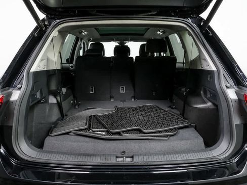 Used 2024 Volkswagen Tiguan SE w/ Panoramic Sunroof Package image 37