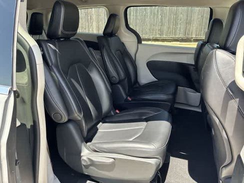 Used 2023 Chrysler Pacifica Touring-L FWD image 21