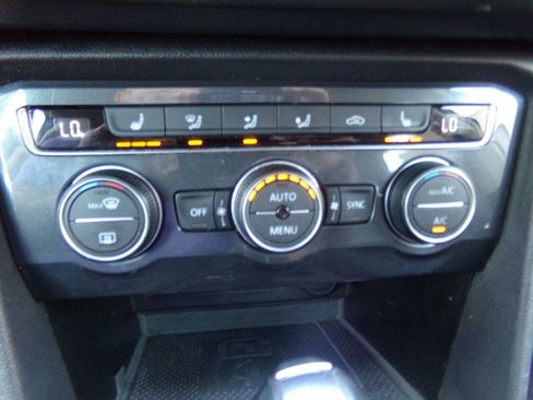 Used 2021 Volkswagen Tiguan SE image 60