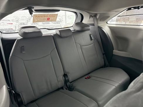 Used 2022 Toyota Sienna Limited image 30