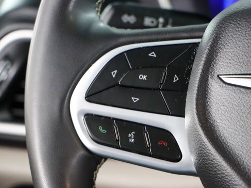 Used 2023 Chrysler Pacifica Touring-L image 13