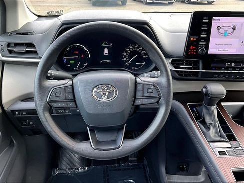Certified 2023 Toyota Sienna LE image 5