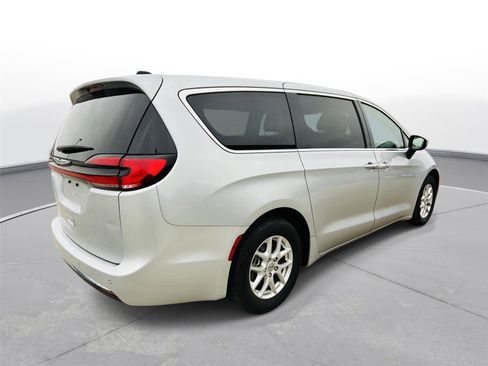 Used 2023 Chrysler Pacifica Touring-L image 39
