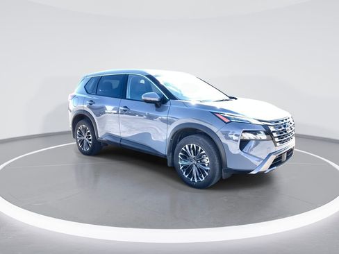 Used 2025 Nissan Rogue SL w/ Tech Package FWD image 2