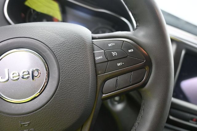 Used 2022 Jeep Cherokee Trailhawk AWD/4WD image 17