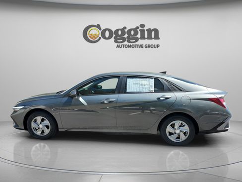 New 2026 Hyundai Elantra SE image 2