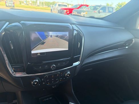 Used 2023 Chevrolet Traverse LT FWD image 23