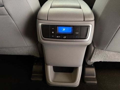 Used 2015 Toyota Highlander LE AWD/4WD image 39