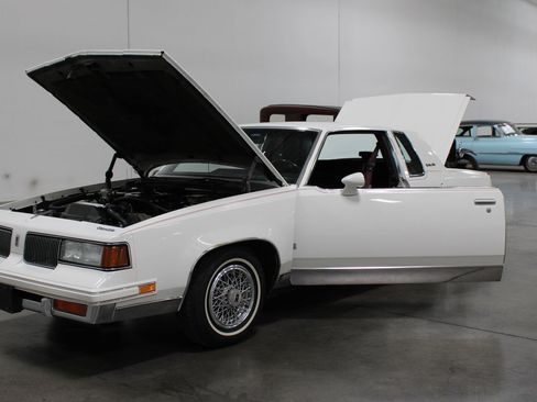 Used 1988 Oldsmobile Cutlass Supreme Classic Brougham RWD image 35