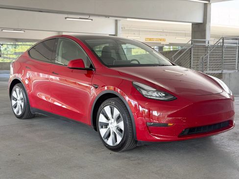 Used 2022 Tesla Model Y Long Range AWD/4WD image 3