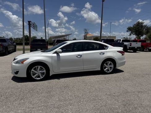 Used 2014 Nissan Altima 2.5 SL w/ Moonroof Package FWD image 10