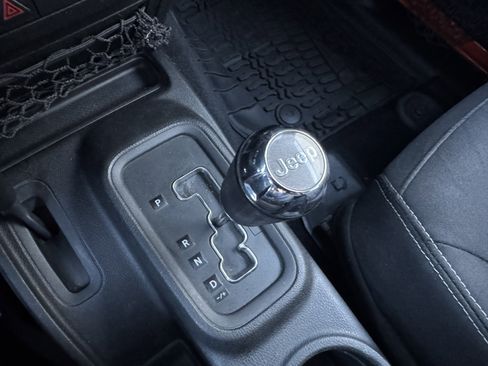 Used 2015 Jeep Wrangler Unlimited Rubicon w/ Connectivity Group image 30