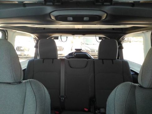 Used 2025 Jeep Wrangler Unlimited Sahara image 31