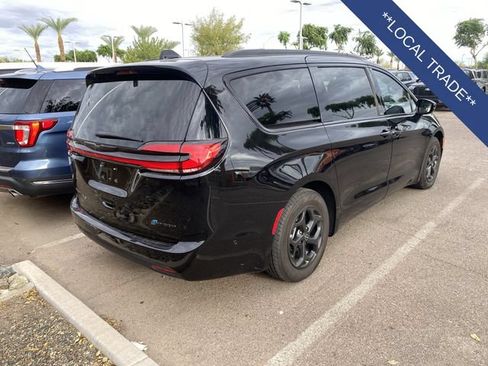 Used 2025 Chrysler Pacifica Premium FWD image 5