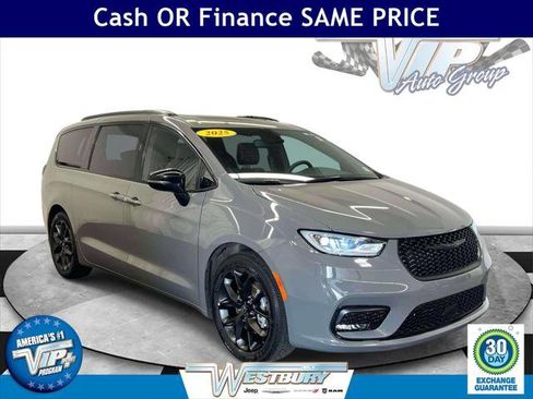 Certified 2025 Chrysler Pacifica Limited FWD image 1