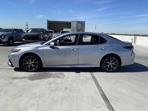 Used 2022 Toyota Camry SE image 6