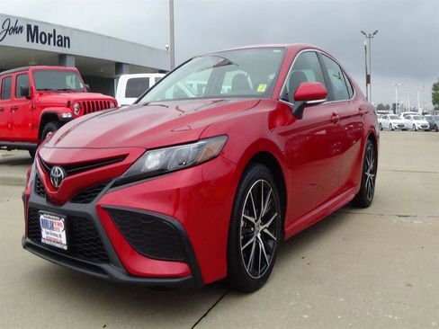 Used 2024 Toyota Camry SE image 2