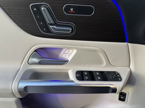 Used 2025 Mercedes-Benz GLB 250 4MATIC image 16