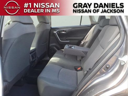 Used 2019 Toyota RAV4 XLE FWD image 25