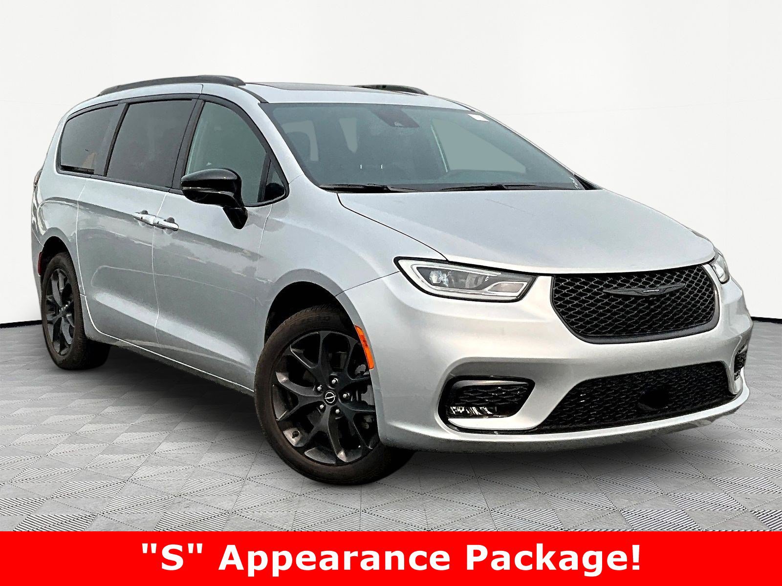Used 2026 Chrysler Pacifica Select w/ S Appearance Package AWD/4WD image 3
