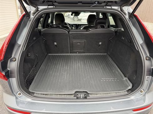 Used 2020 Volvo XC60 T5 Momentum image 25