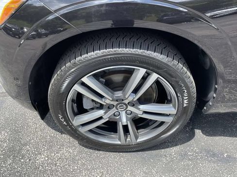 Used 2019 Volvo XC60 T6 Momentum w/ Multimedia Package AWD/4WD image 12