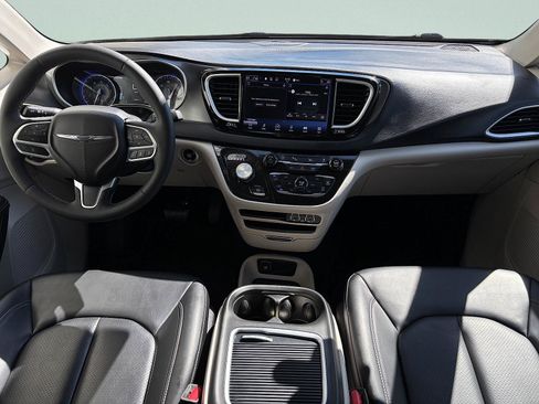 Used 2023 Chrysler Pacifica Touring-L FWD image 29