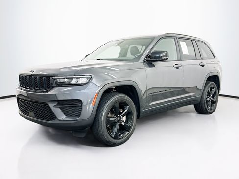 Used 2023 Jeep Grand Cherokee Altitude AWD/4WD image 3