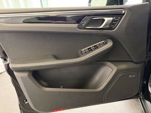 Certified 2025 Porsche Macan image 15