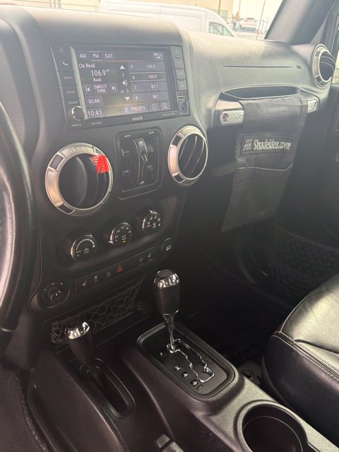 Used 2018 Jeep Wrangler Unlimited Sahara w/ Connectivity Group AWD/4WD image 12