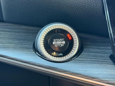 Certified 2024 Jeep Wagoneer L Series II w/ Flexible Seating Group image 29