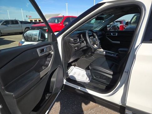 Used 2022 Ford Explorer XLT w/ Equipment Group 202A image 8