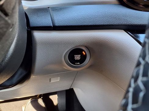 Used 2023 Chrysler Pacifica Touring-L image 10