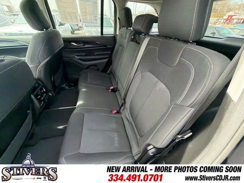 Used 2023 Jeep Grand Cherokee Laredo image 16