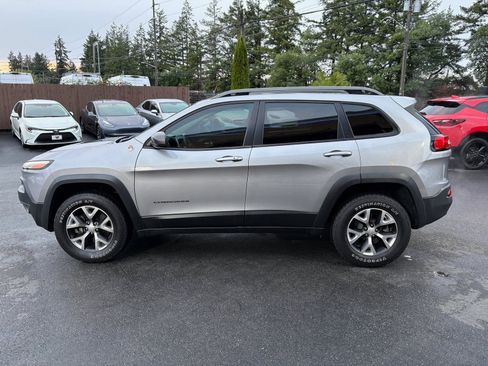 Used 2018 Jeep Cherokee Trailhawk image 4