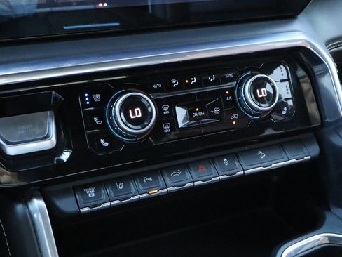 Used 2024 GMC Sierra 2500 Denali Ultimate image 17