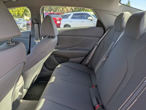 Used 2025 Hyundai Elantra Blue image 13