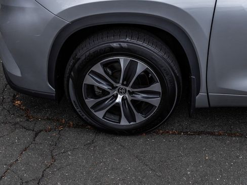 Used 2023 Toyota Highlander XLE image 12