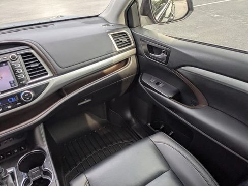 Used 2019 Toyota Highlander XLE AWD/4WD image 17