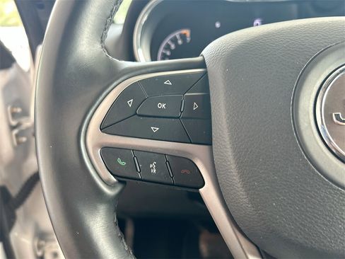 Used 2021 Jeep Grand Cherokee Laredo image 19